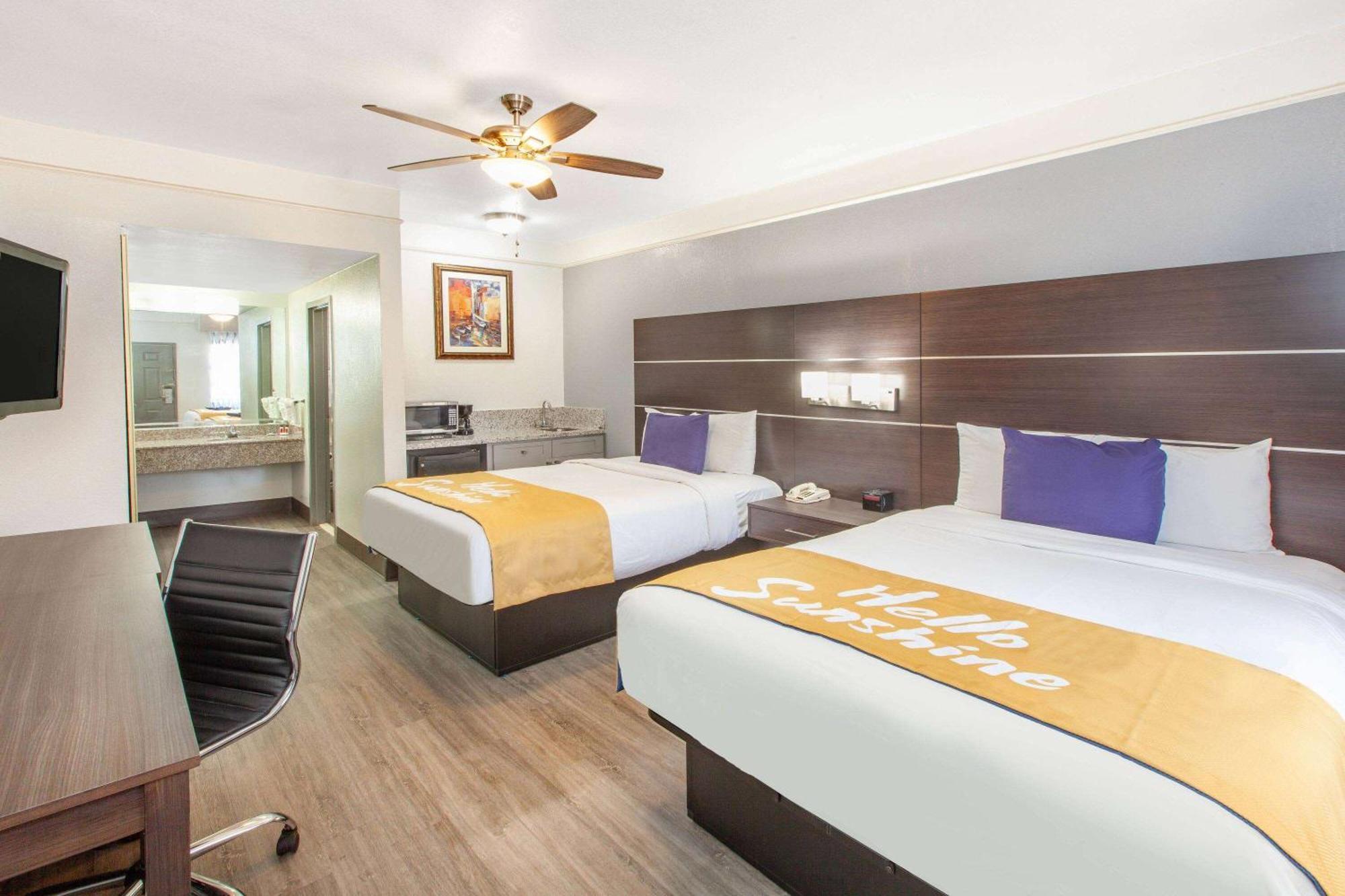 Days Inn & Suites By Wyndham Webster Nasa-Clearlake-Houston Zewnętrze zdjęcie