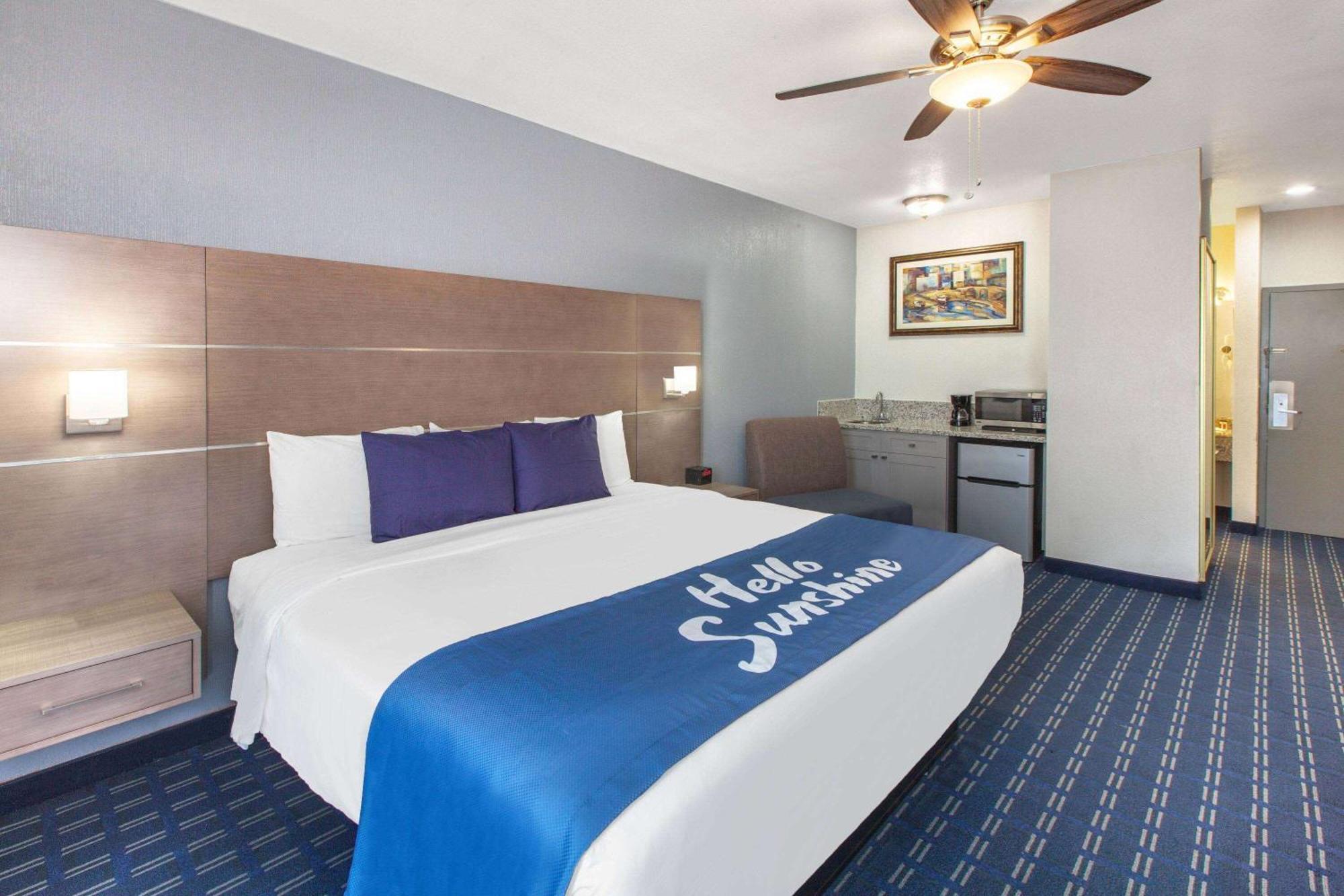 Days Inn & Suites By Wyndham Webster Nasa-Clearlake-Houston Zewnętrze zdjęcie